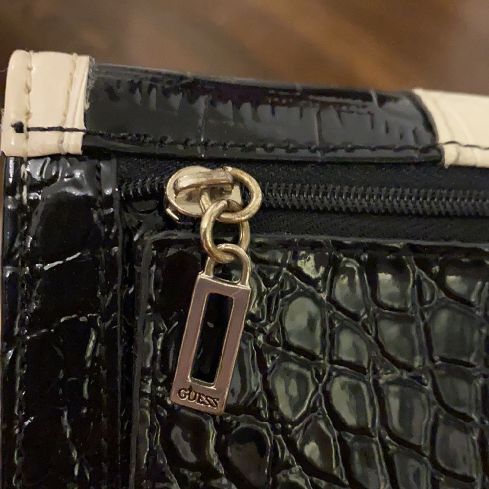 Guess Holiday Collection Wallet - Picture 7 of 7